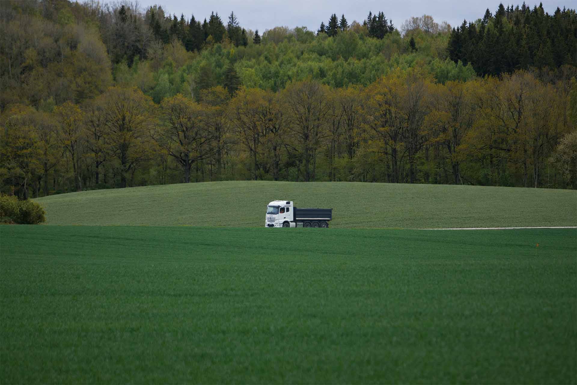 Lastbil vid rapsfält nära DA Mattssons anläggning