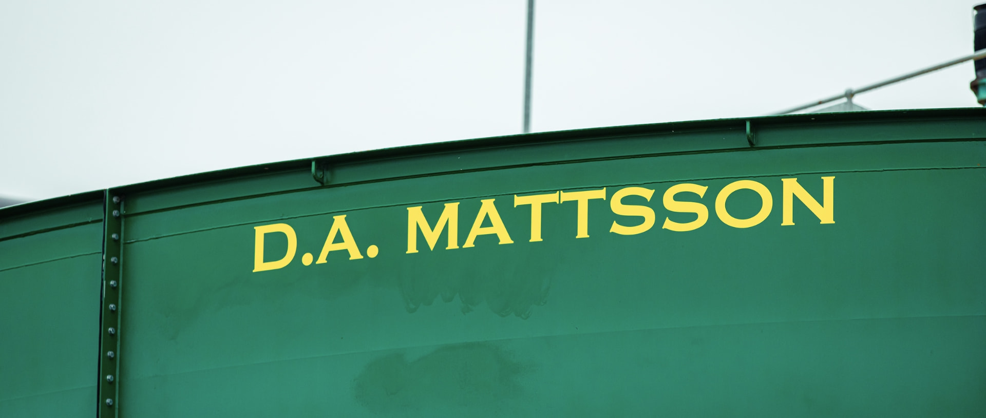 D.A. Mattssons gröna anläggningstank med gul logotyp