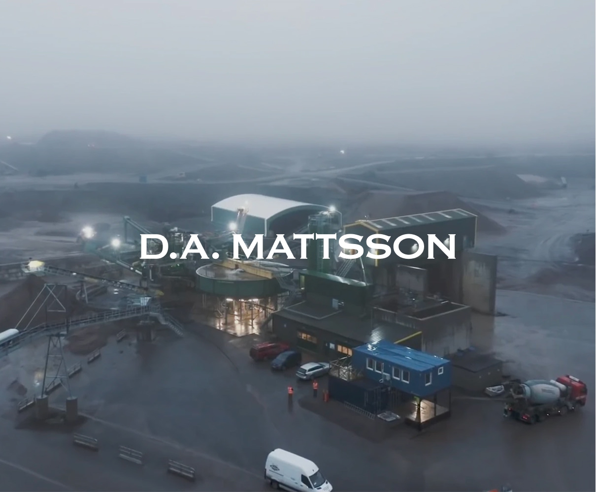 DA Mattssons återvinningsanläggning med maskiner och personal